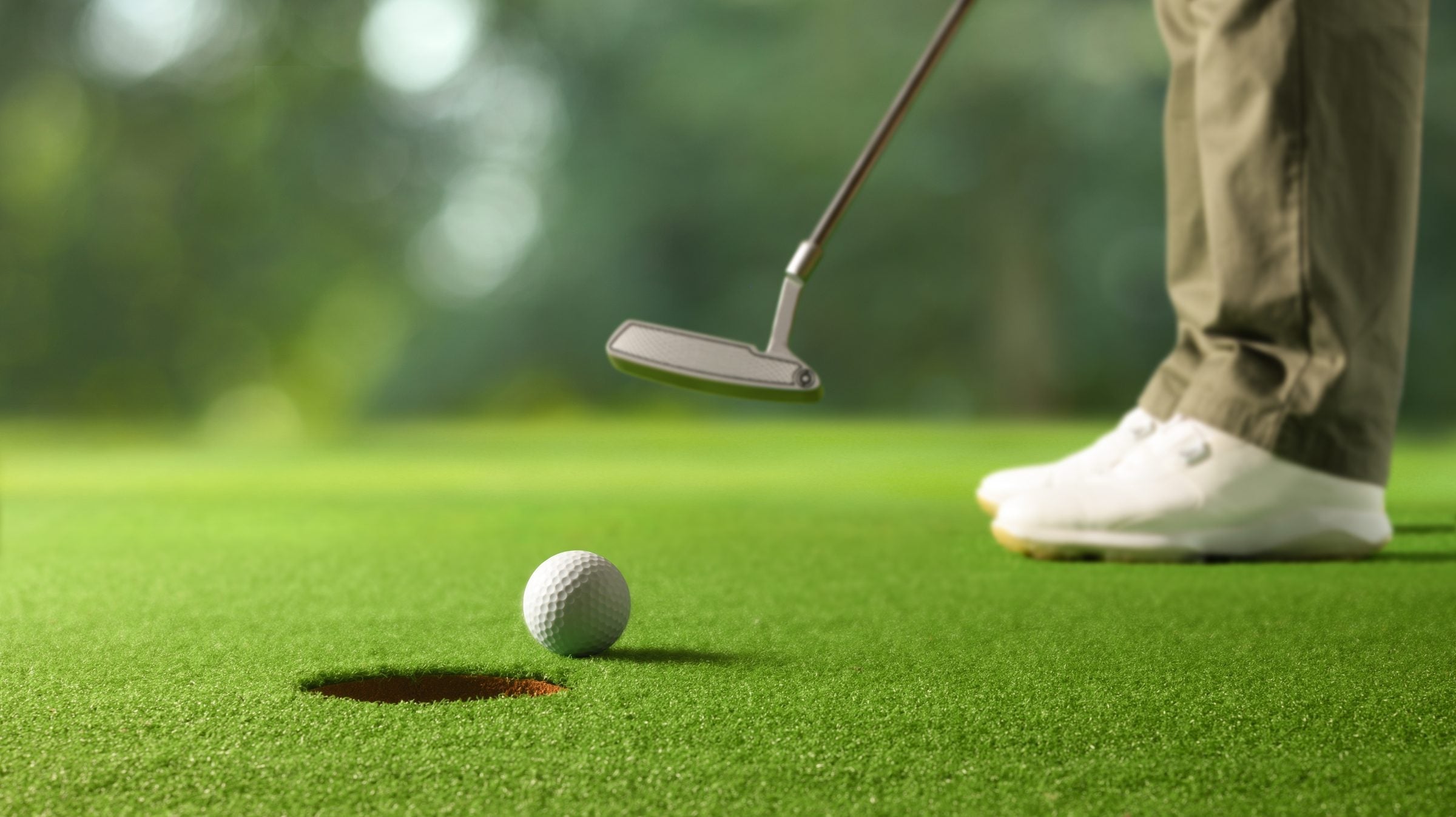 Close up of clean indoor putting green turf